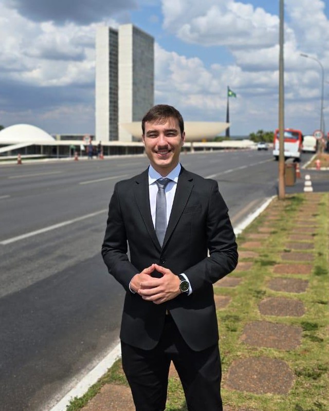 Henrique Ker, fundador da NeoIntel, em frente ao Congresso Nacional em Brasília